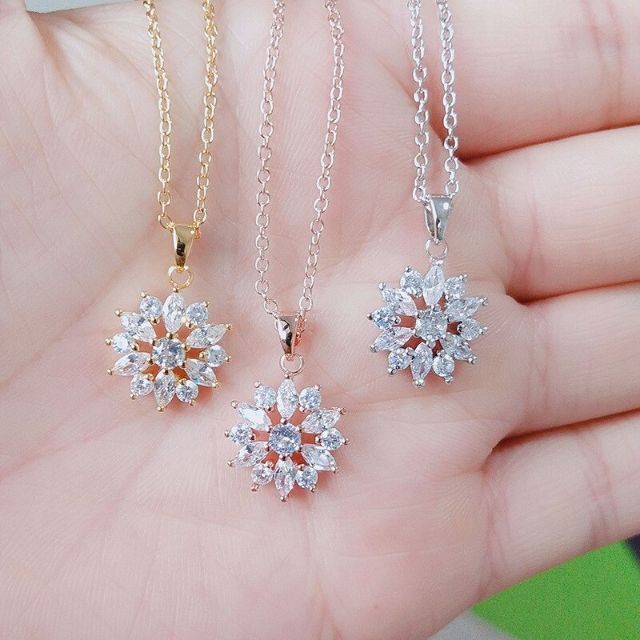 キラキラ●AAA＋高光度ジルコニアダイヤモンド 花柄ネックレス☆シルバー925色 レディースのアクセサリー(ネックレス)の商品写真