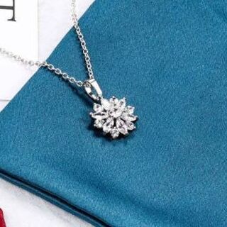 キラキラ●AAA＋高光度ジルコニアダイヤモンド 花柄ネックレス☆シルバー925色(ネックレス)
