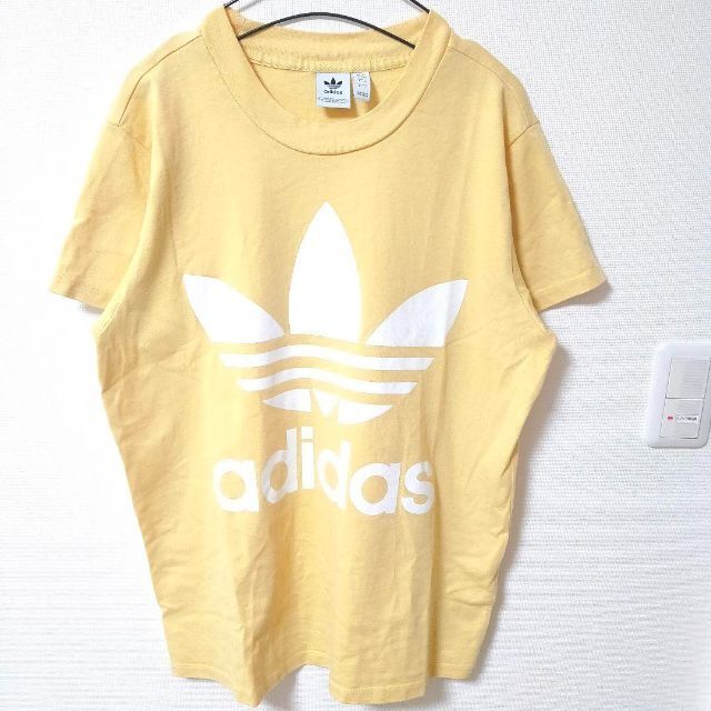 adidas(アディダス)のadidas サンドベージュ 半袖Tシャツ ビッグロゴ アディダス メンズ L メンズのトップス(Tシャツ/カットソー(半袖/袖なし))の商品写真