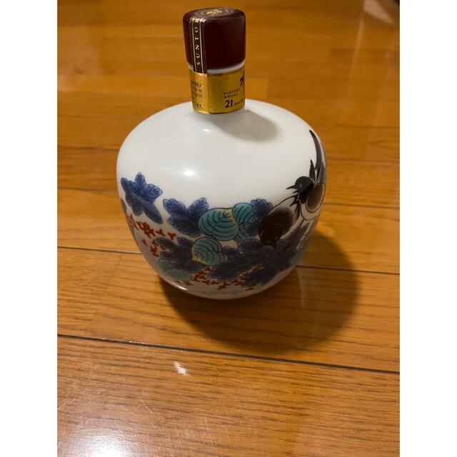 サントリー(サントリー)の響２１年 有田焼 色絵鶺鴒文丸瓶 食品/飲料/酒の酒(ウイスキー)の商品写真
