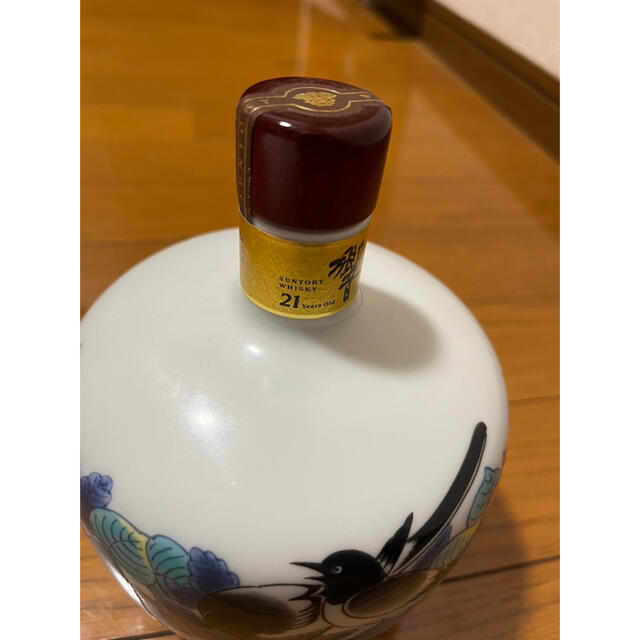 サントリー(サントリー)の響２１年 有田焼 色絵鶺鴒文丸瓶 食品/飲料/酒の酒(ウイスキー)の商品写真