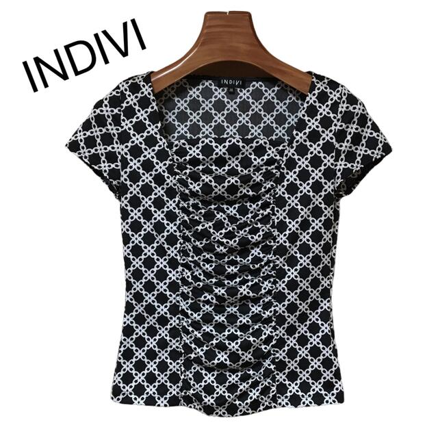 INDIVI(インディヴィ)のINDIVI インディヴィ　トップス　黒　柄物 レディースのトップス(シャツ/ブラウス(半袖/袖なし))の商品写真