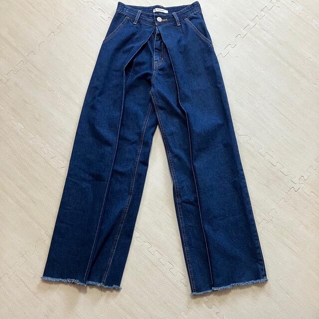 moussy(マウジー)のMOUSSY FRONT TUCK WIDE DENIM デニム　マウジー レディースのパンツ(デニム/ジーンズ)の商品写真