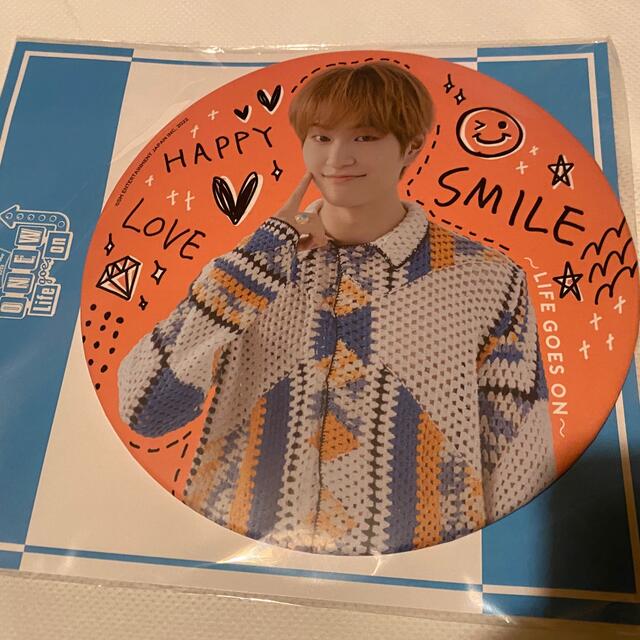 SHINee(シャイニー)のオニュ Onew BIG缶バッジ　オレンジver エンタメ/ホビーのCD(K-POP/アジア)の商品写真