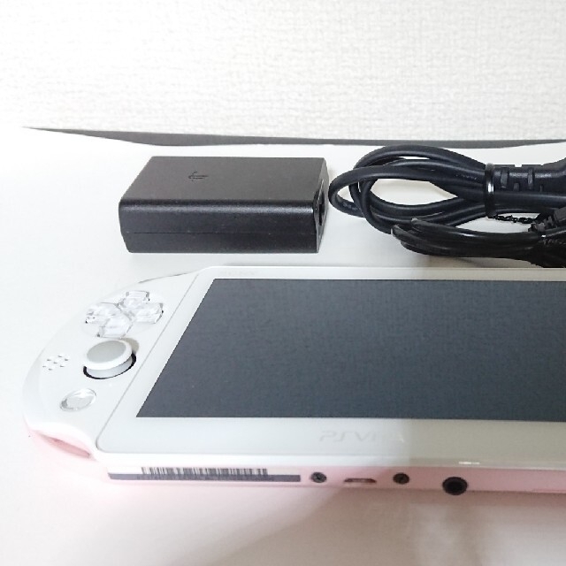 PlayStation Vita(プレイステーションヴィータ)のSONY PSVITA 本体 SCPH-2000  ライトピンク／ホワイト エンタメ/ホビーのゲームソフト/ゲーム機本体(携帯用ゲーム機本体)の商品写真