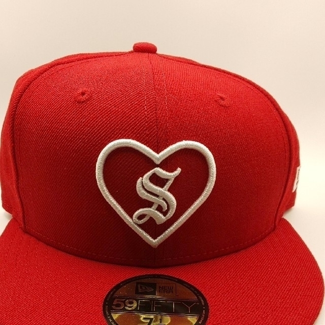 Supreme(シュプリーム)の未使用 Supreme Heart New Era Cap7 1/4 レッド メンズの帽子(キャップ)の商品写真