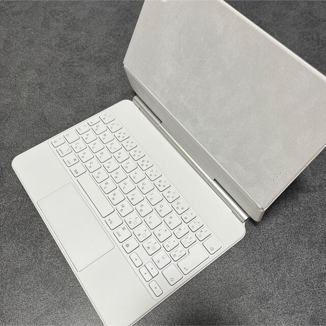 Apple(アップル)の11インチ Magic Keyboard ホワイト MJQJ3J/A スマホ/家電/カメラのスマホアクセサリー(iPadケース)の商品写真