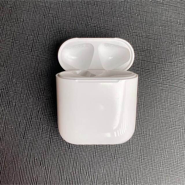 Apple(アップル)のエアーポッツ　AirPods エアーポッズ　充電ケース　充電機　充電　純正　正規 スマホ/家電/カメラのオーディオ機器(ヘッドフォン/イヤフォン)の商品写真