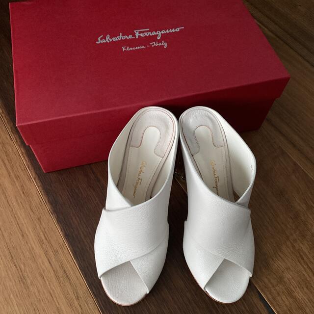 Salvatore Ferragamo(サルヴァトーレフェラガモ)の美品 サルヴァトーレ フェラガモ Ferragamo サンダル ホワイト 白 レディースの靴/シューズ(サンダル)の商品写真