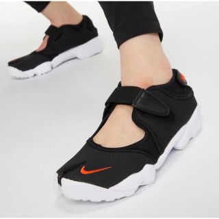 ナイキ(NIKE)の【新品】NIKE W AIR RIFT BR BLACK/RUSH ORANGE(スニーカー)