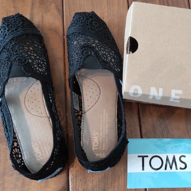 TOMS(トムズ)のTOMS ブラック クロシェット 23.5 レディースの靴/シューズ(スリッポン/モカシン)の商品写真