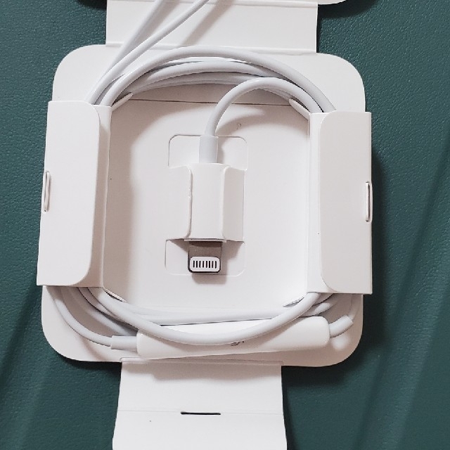 Apple(アップル)のEarPods Lightning connecter　未使用　Apple スマホ/家電/カメラのオーディオ機器(ヘッドフォン/イヤフォン)の商品写真