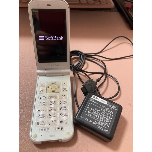 Softbank(ソフトバンク)の稼働品！SoftBank202SH  ホワイト(充電器付き) スマホ/家電/カメラのスマートフォン/携帯電話(携帯電話本体)の商品写真