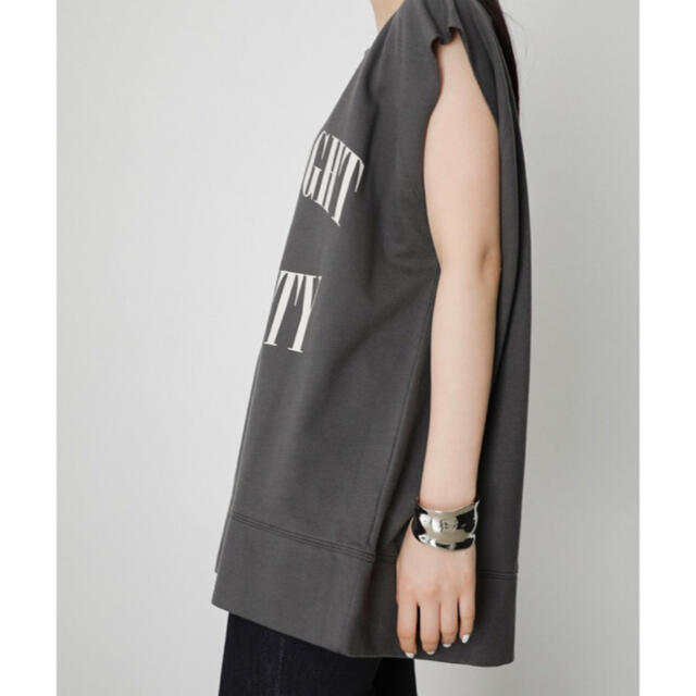 AZUL by moussy(アズールバイマウジー)のCOLLEGE PRINT SLEEVELESS TOPS レディースのトップス(カットソー(半袖/袖なし))の商品写真