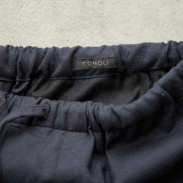 COMOLI(コモリ)の 21aw 未使用に近い comoli ウールフラノドローストリングパンツ 2 メンズのパンツ(スラックス)の商品写真