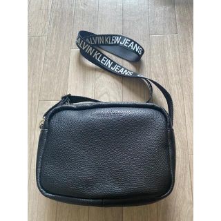 カルバンクライン(Calvin Klein)の【美品】カルバンクラインジーンズ　ショルダーバッグ　ブラック　レディース メンズ(ショルダーバッグ)