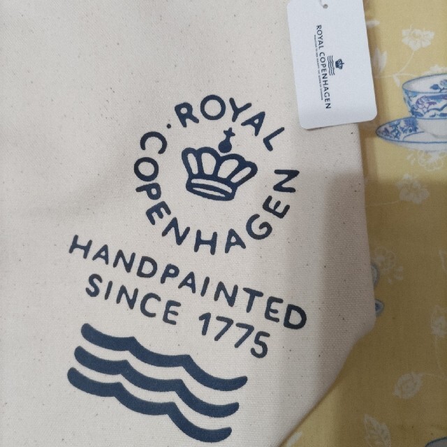 ROYAL COPENHAGEN(ロイヤルコペンハーゲン)のお値下☆新品☆ロイヤルコペンハーゲン☆手提げトートバック&ハンカチ☆2 レディースのバッグ(トートバッグ)の商品写真