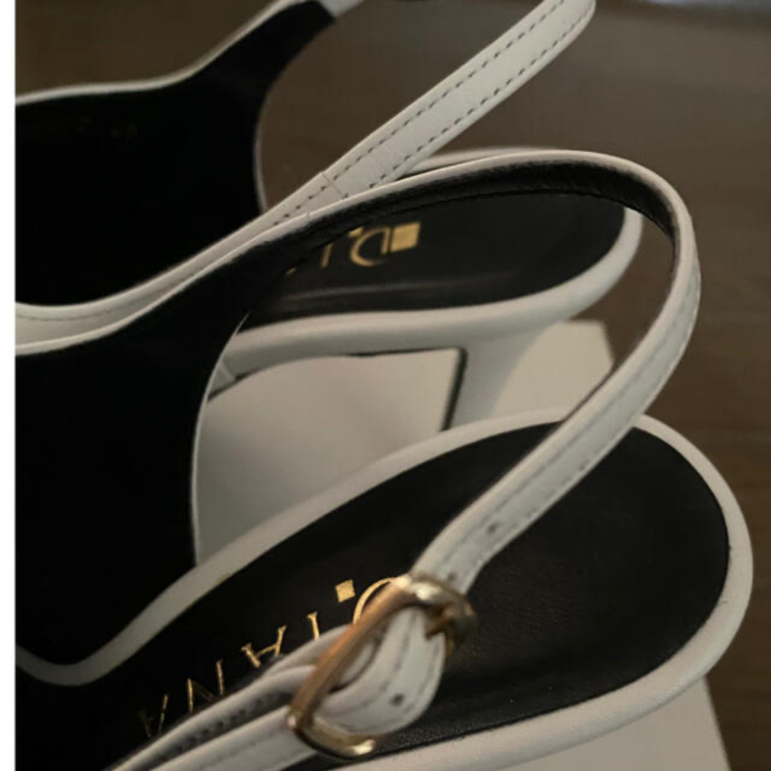 DIANA(ダイアナ)のDIANA ダイアナ　サンダル ミュール　23㎝　白黒　超美品 レディースの靴/シューズ(ミュール)の商品写真