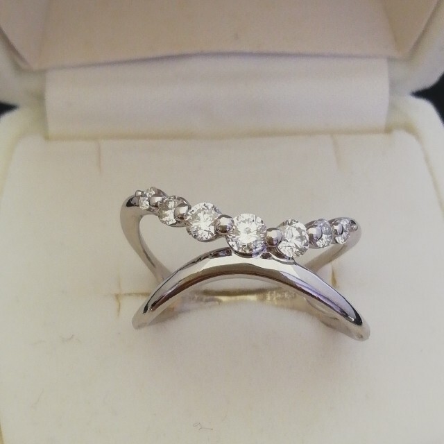 Pt900✨ダイヤ0.58ct✨ シンプルなデザイン◯腕部分空感がオシャレリング レディースのアクセサリー(リング(指輪))の商品写真