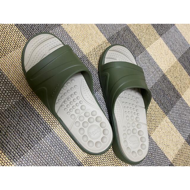 crocs(クロックス)のクロックス　リバイバ スライド　アーミーグリーン M4/W6  22cm レディースの靴/シューズ(サンダル)の商品写真