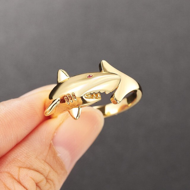 レディース メンズ サメ リング 指輪 ルビー ジルコニア 小粒 CZダイヤ メンズのアクセサリー(リング(指輪))の商品写真