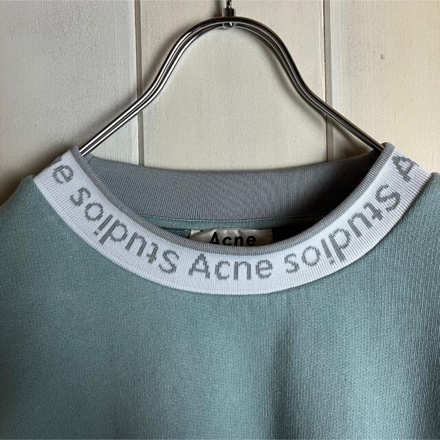 Acne studiosの首元ロゴトレーナー