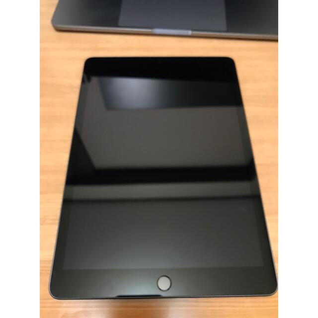 Apple(アップル)のiPad (第8世代) Wi-Fi 10.2インチ 32GB スペースグレイ スマホ/家電/カメラのPC/タブレット(タブレット)の商品写真