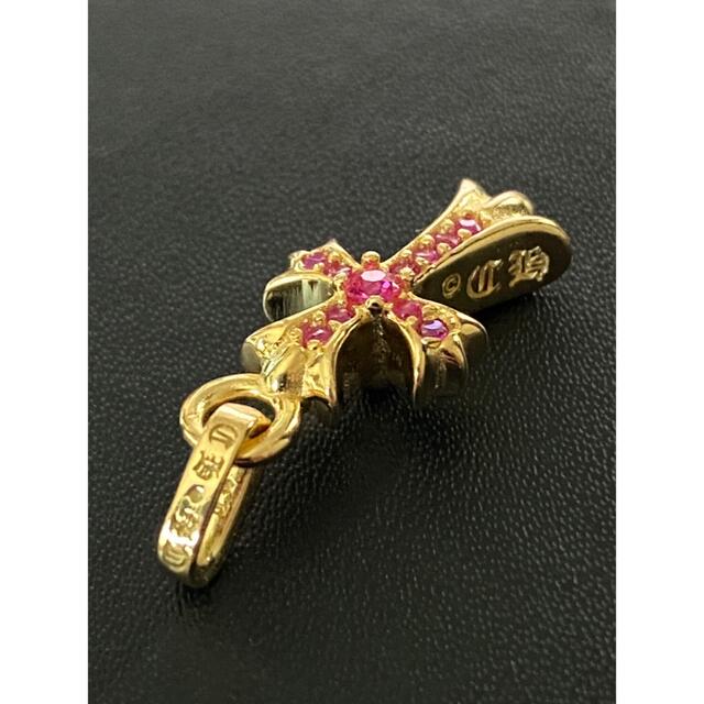 Chrome Hearts(クロムハーツ)のクロスペンダントヘッド　タイニーパヴェ　22k gp 新品未使用　ピンク石 メンズのアクセサリー(ネックレス)の商品写真