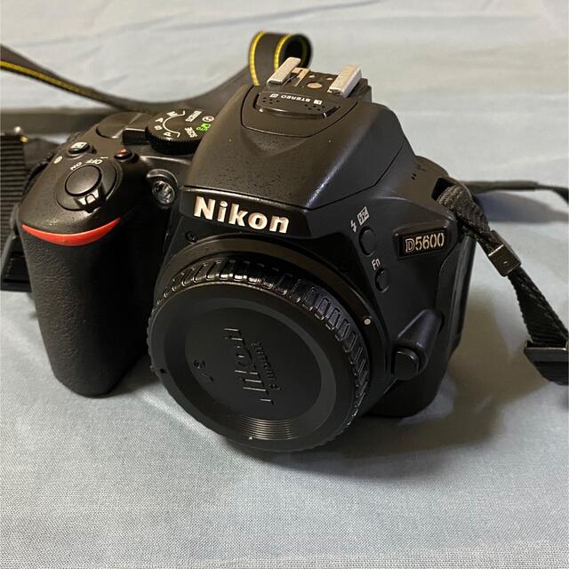 Nikon(ニコン)の単焦点レンズ付き！Nikon D5600 ダブルズームキット スマホ/家電/カメラのカメラ(デジタル一眼)の商品写真