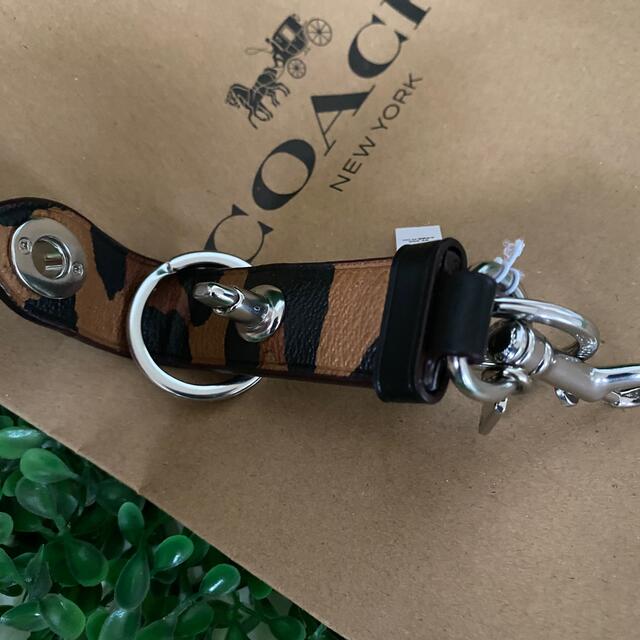 COACH(コーチ)のコーチ☆新品☆COACH【ブティック】バッグチャーム キーホルダー／レオパード柄 レディースのファッション小物(キーホルダー)の商品写真