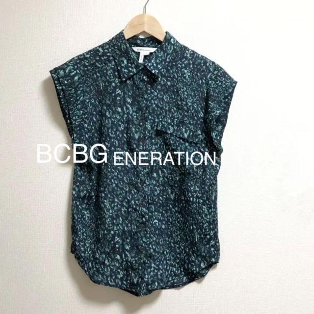 BCBGeneration(ビーシービージェネレーション)のビーシービージェネレーション　美品　ブラウス　花柄　カットソー　ノースリーブ レディースのトップス(シャツ/ブラウス(半袖/袖なし))の商品写真