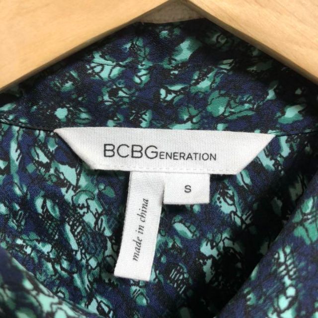 BCBGeneration(ビーシービージェネレーション)のビーシービージェネレーション　美品　ブラウス　花柄　カットソー　ノースリーブ レディースのトップス(シャツ/ブラウス(半袖/袖なし))の商品写真