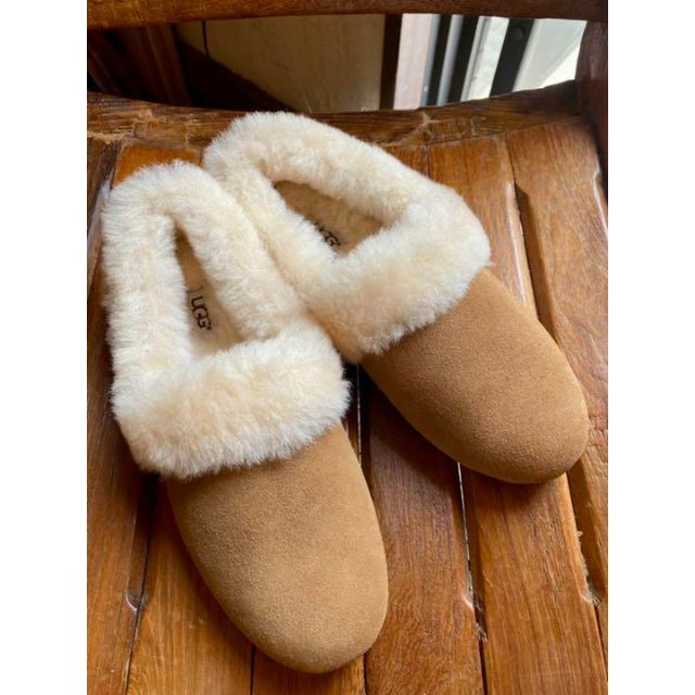 UGG(アグ)の完売しました。。。綺麗めコーデ女子必見✨新品✨24cm相当✨UGG✨KENDYL レディースの靴/シューズ(スリッポン/モカシン)の商品写真