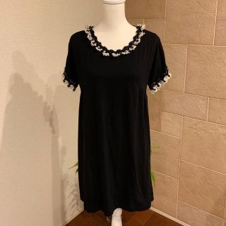 肌触りがいいトップスチュニック INGEBORG 黒袖ポリエステル 花モチーフ付半袖チュニック