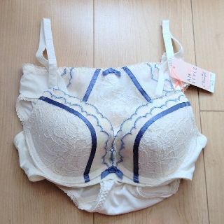 アモスタイルB65☆夢みるブラ Deep V カラフルフラワー トリンプ(その他)