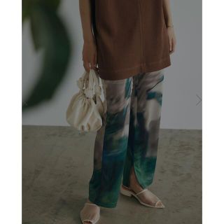 アメリヴィンテージ(Ameri VINTAGE)のAmeri /SHEER FLOWERBASE PRINT PANTS(カジュアルパンツ)