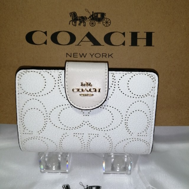 COACH(コーチ)のCOACH二つ折り財布 新品未使用　C4768正規品ホワイト レディースのファッション小物(財布)の商品写真