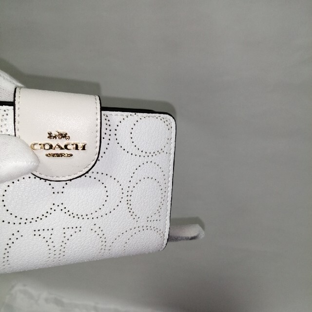 COACH(コーチ)のCOACH二つ折り財布 新品未使用　C4768正規品ホワイト レディースのファッション小物(財布)の商品写真