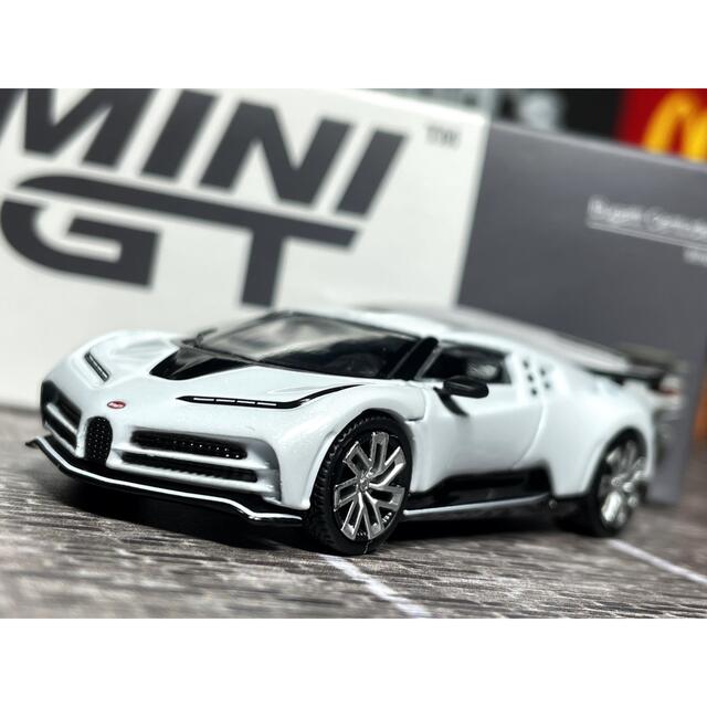 1/64 ミニカー　Bugatti Chiron