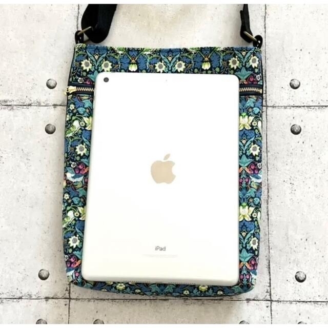 iPadが入る！ショルダーバッグ ハンドメイドのファッション小物(バッグ)の商品写真