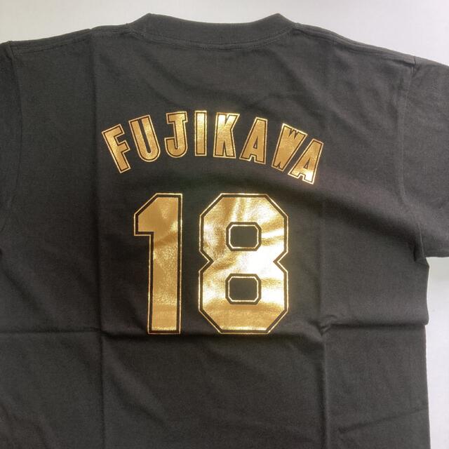 阪神タイガース(ハンシンタイガース)の阪神タイガース　藤川選手　ゴールド　背番号　Tシャツ　Lサイズ スポーツ/アウトドアの野球(記念品/関連グッズ)の商品写真