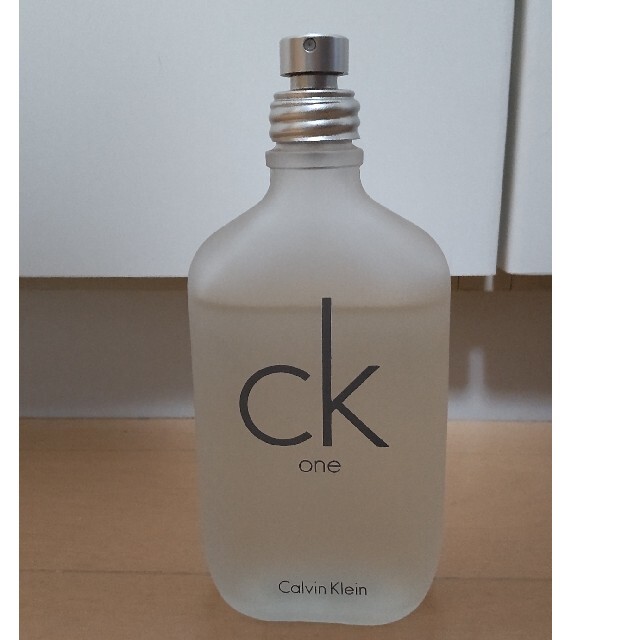ck Calvin Klein(シーケーカルバンクライン)のCalvin Klein CK One  100ml　香水 コスメ/美容のメイク道具/ケアグッズ(ボトル・ケース・携帯小物)の商品写真