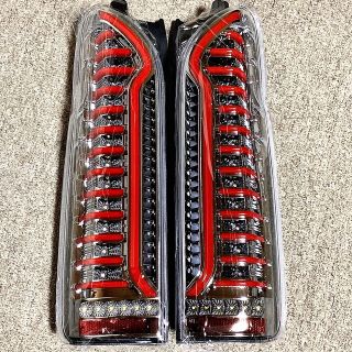 トヨタ(トヨタ)の200系ハイエース　LEDテールランプ　インナーブラック流れるウインカー(車種別パーツ)