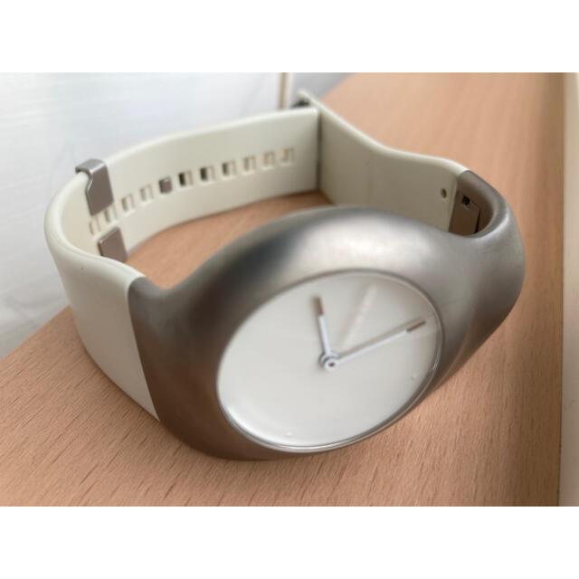 ISSEY MIYAKE(イッセイミヤケ)のISSEY MIYAKE 腕時計　Hu　白　made in Japan メンズの時計(腕時計(アナログ))の商品写真