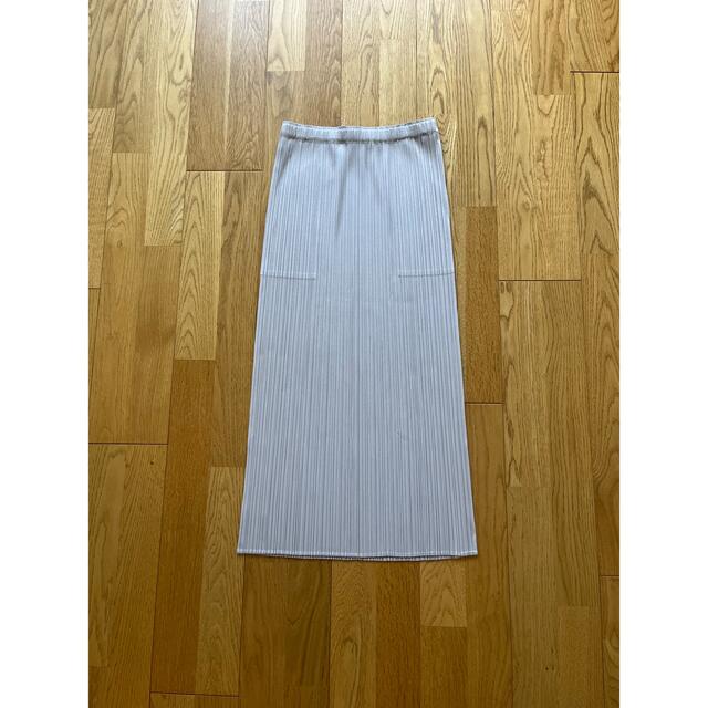 PLEATS PLEASE ISSEY MIYAKE(プリーツプリーズイッセイミヤケ)の新品　入手困難　プリーツプリーズ　BASICSスカート　サイズ1  ライトグレイ レディースのスカート(ロングスカート)の商品写真