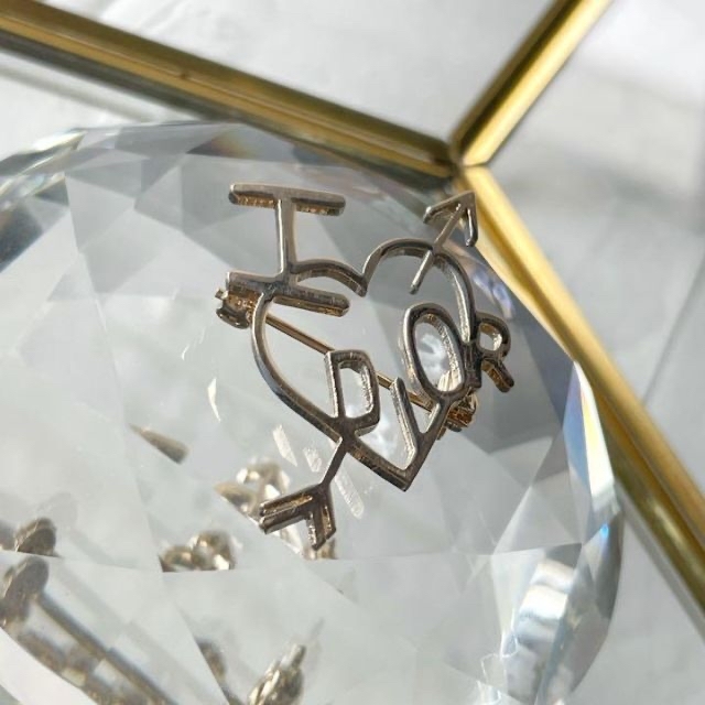 Dior - レア Dior ディオール ブローチ アイラブディオール Dior - レア Dior ディオール ブローチ アイラブディオール