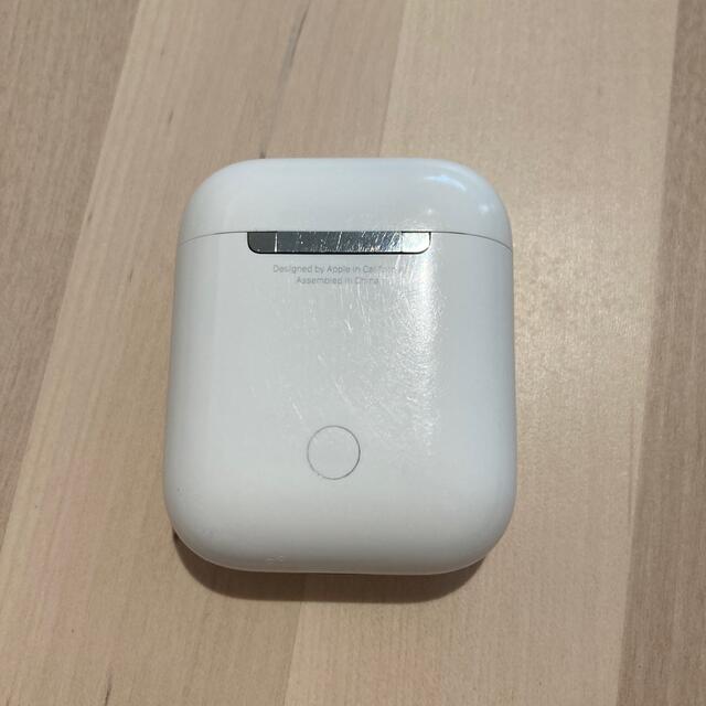 Apple(アップル)のAirPods エアーポッズ　充電ケース　純正　 スマホ/家電/カメラのオーディオ機器(ヘッドフォン/イヤフォン)の商品写真