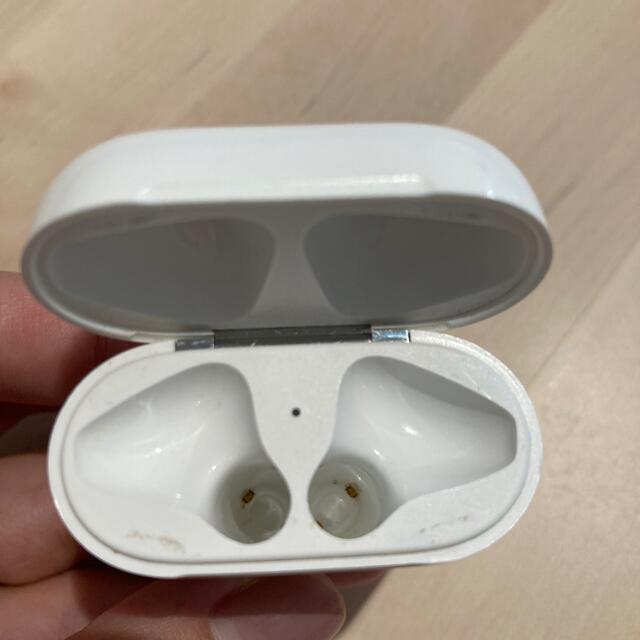 Apple(アップル)のAirPods エアーポッズ　充電ケース　純正　 スマホ/家電/カメラのオーディオ機器(ヘッドフォン/イヤフォン)の商品写真