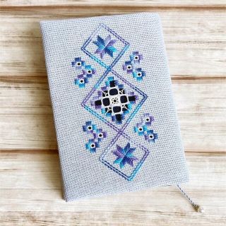 kana様専用ページ❣️華やかブルーのハーダンガー刺繍のブックカバー（文庫本）(ブックカバー)