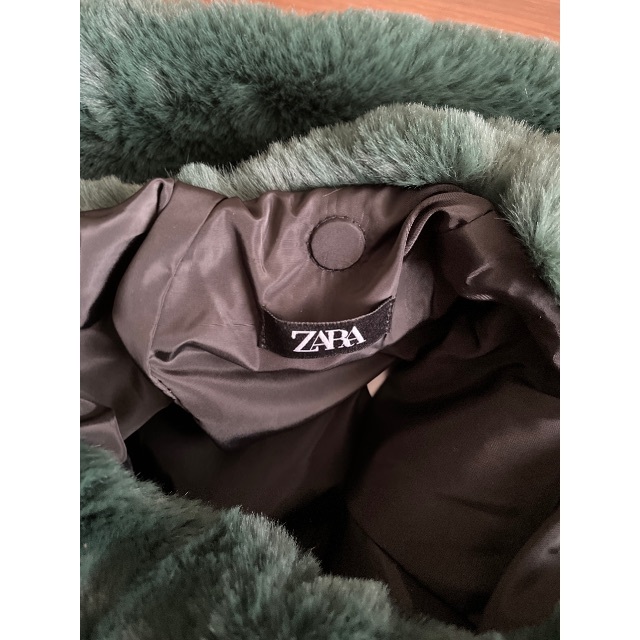ZARA(ザラ)のZARA zara ファー　バッグ　グリーン レディースのバッグ(ハンドバッグ)の商品写真